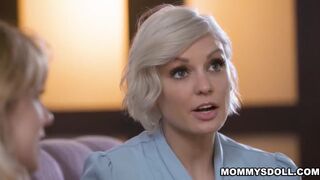 MILF Kenzie Taylor fingers her stepdaughter